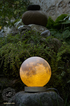 Full moon table lamp